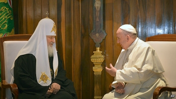 Francis and Kirill meet in Cuba