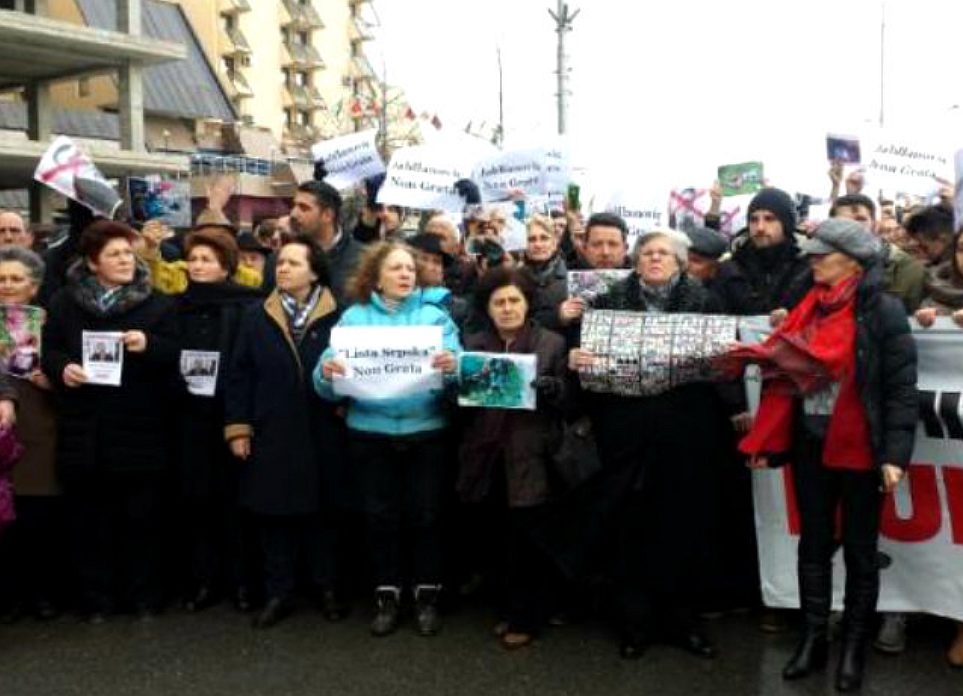 Kosovars protest Serbs' Christmas trip