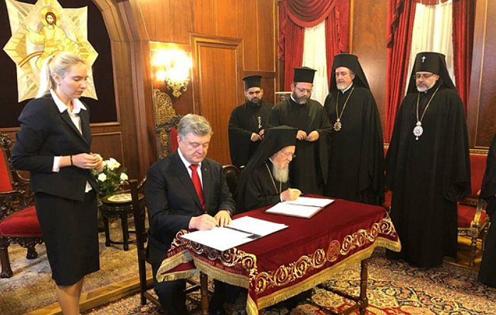 Patr. Bartholomew and Pres. Poroshenko sign agreement