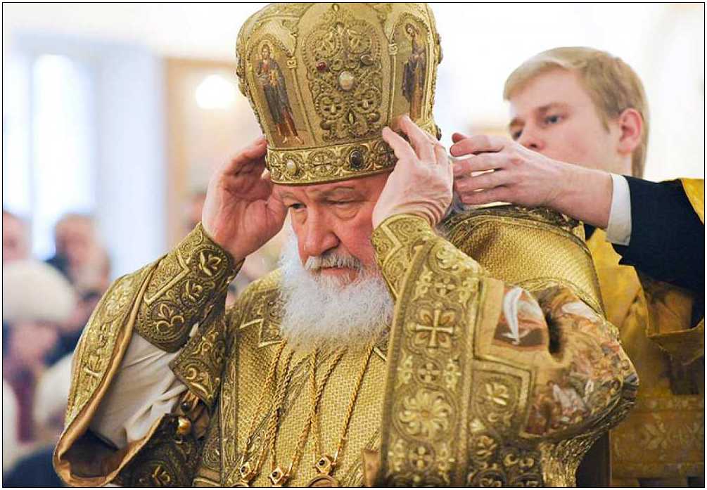 Patr Kirill putting on crown