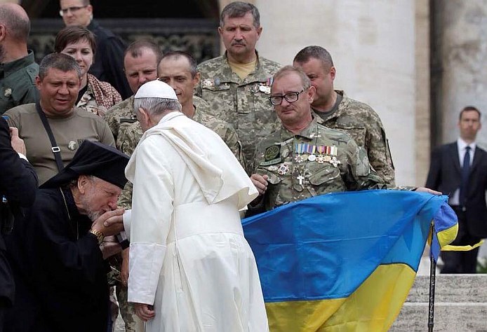 Pope Francis blesses soldier pilgrims