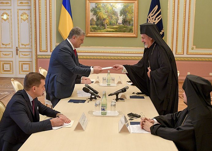 Poroshenko meets with Ecumenical Patriarchate delegation