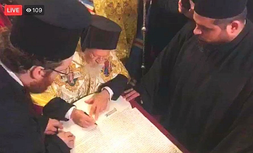 signing the Tomos of autocephaly
