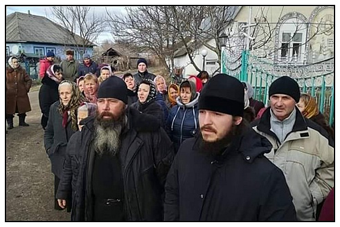 UOC-MP monks seize OCU church