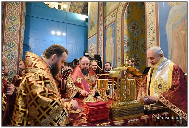Metropolitanss of Kyiv and France concelebrate